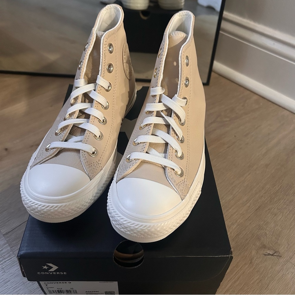 Converse Wmns Chuck Taylor All Star High 
‘Earthy Neutrals’
AO03734C
